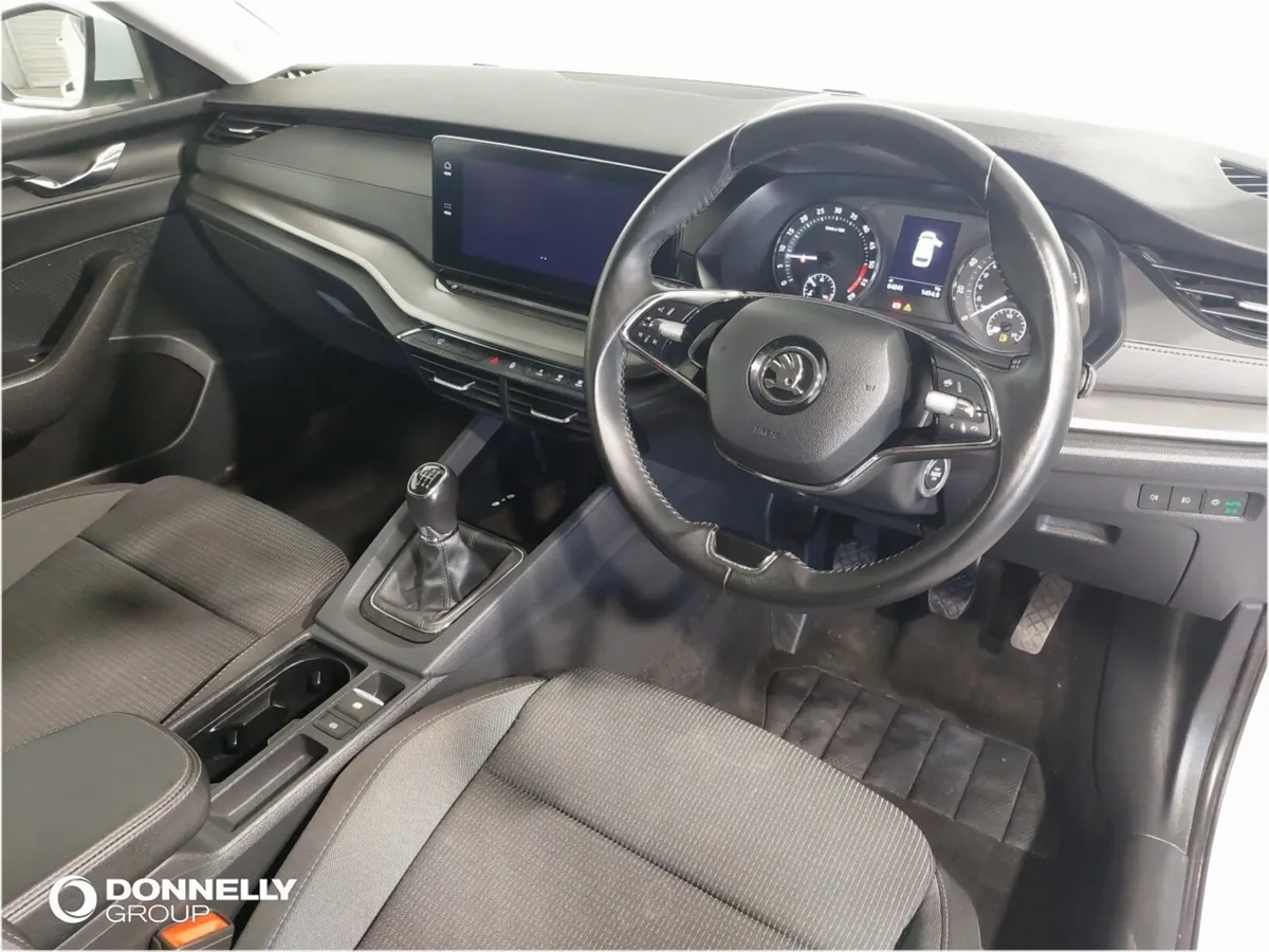 Skoda OCTAVIA Diesel Estate SE - Image 4