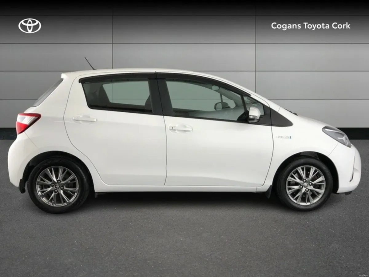 Toyota Yaris YARIS HYBRID 5DR LUNA - Image 3