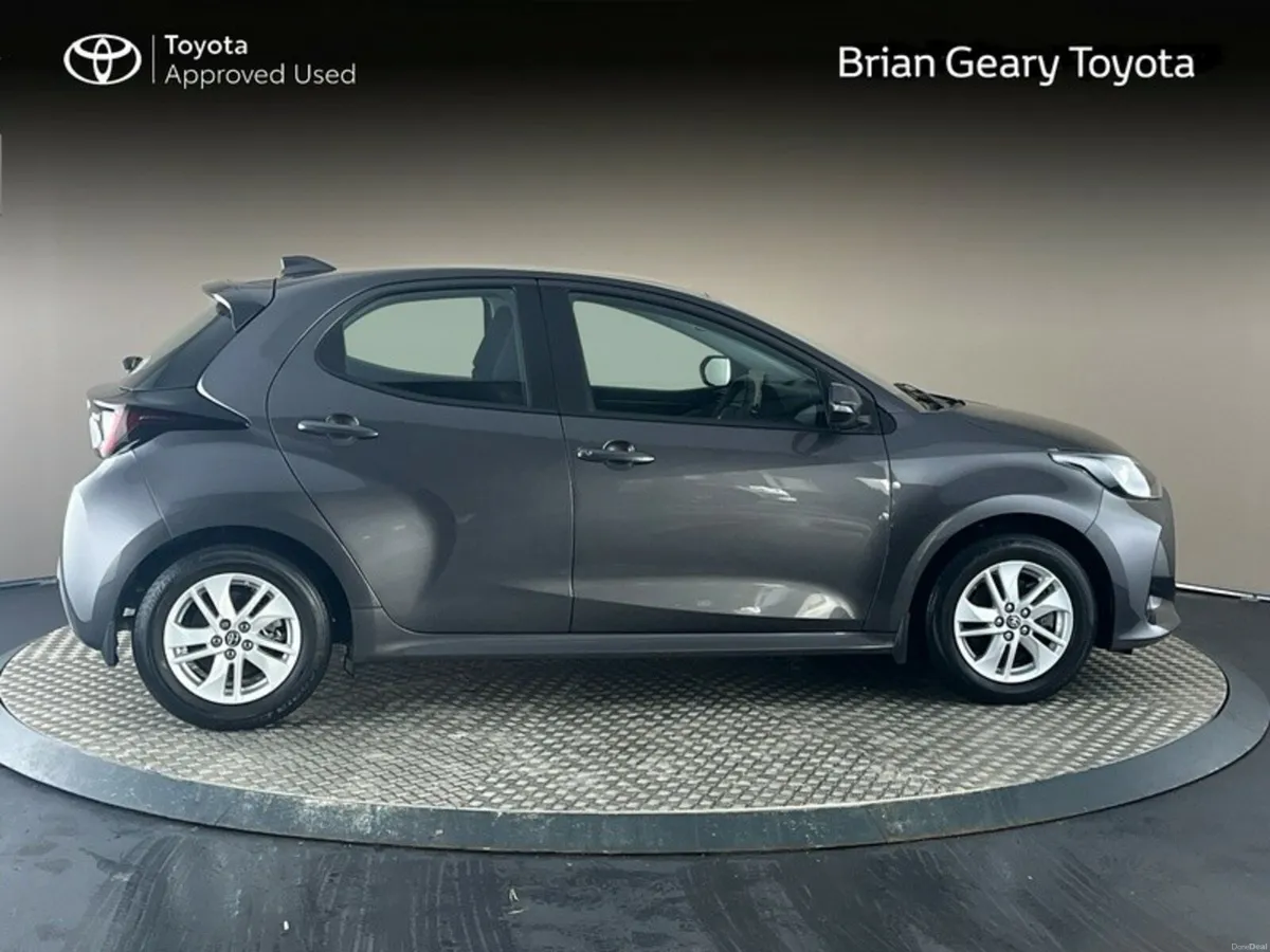 Toyota Yaris HYBRID LUNA - Image 3