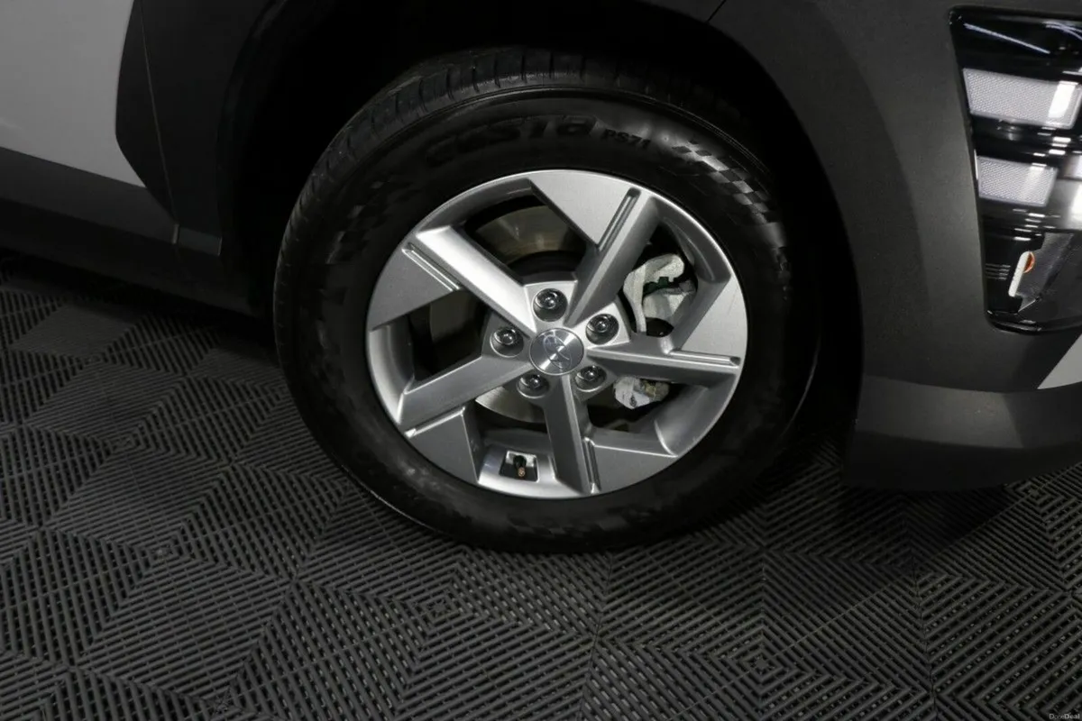 Hyundai KONA HYBRID SIGNATURE 1.6L PETROL AUTOMATI - Image 4