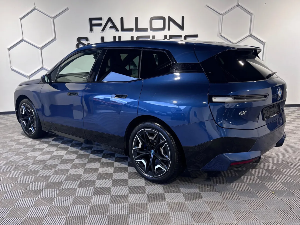 2022 BMW iX  XDRIVE40 M SPORT // PANORAMIC ROOF - Image 4