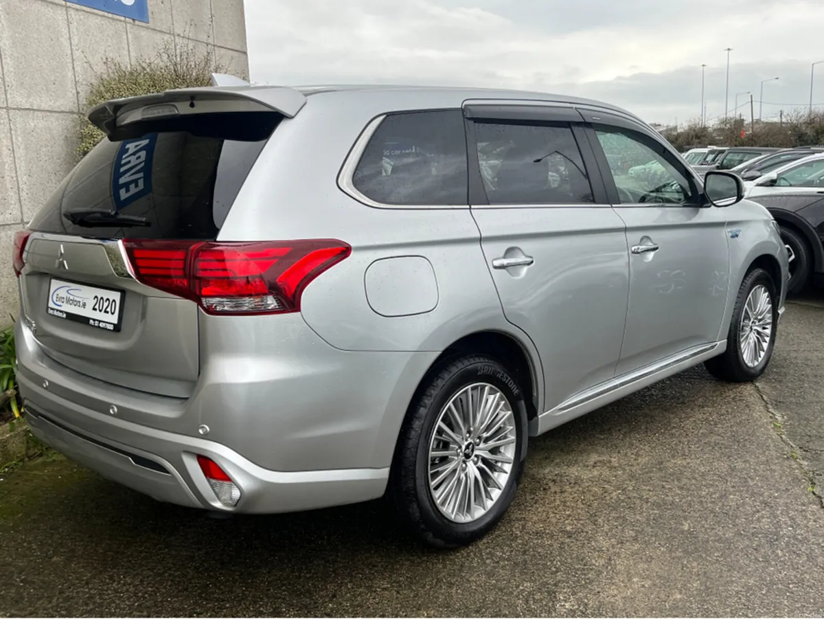 Mitsubishi Outlander G 4WD AUTOMATIC PHEV 2.4 PETR - Image 4