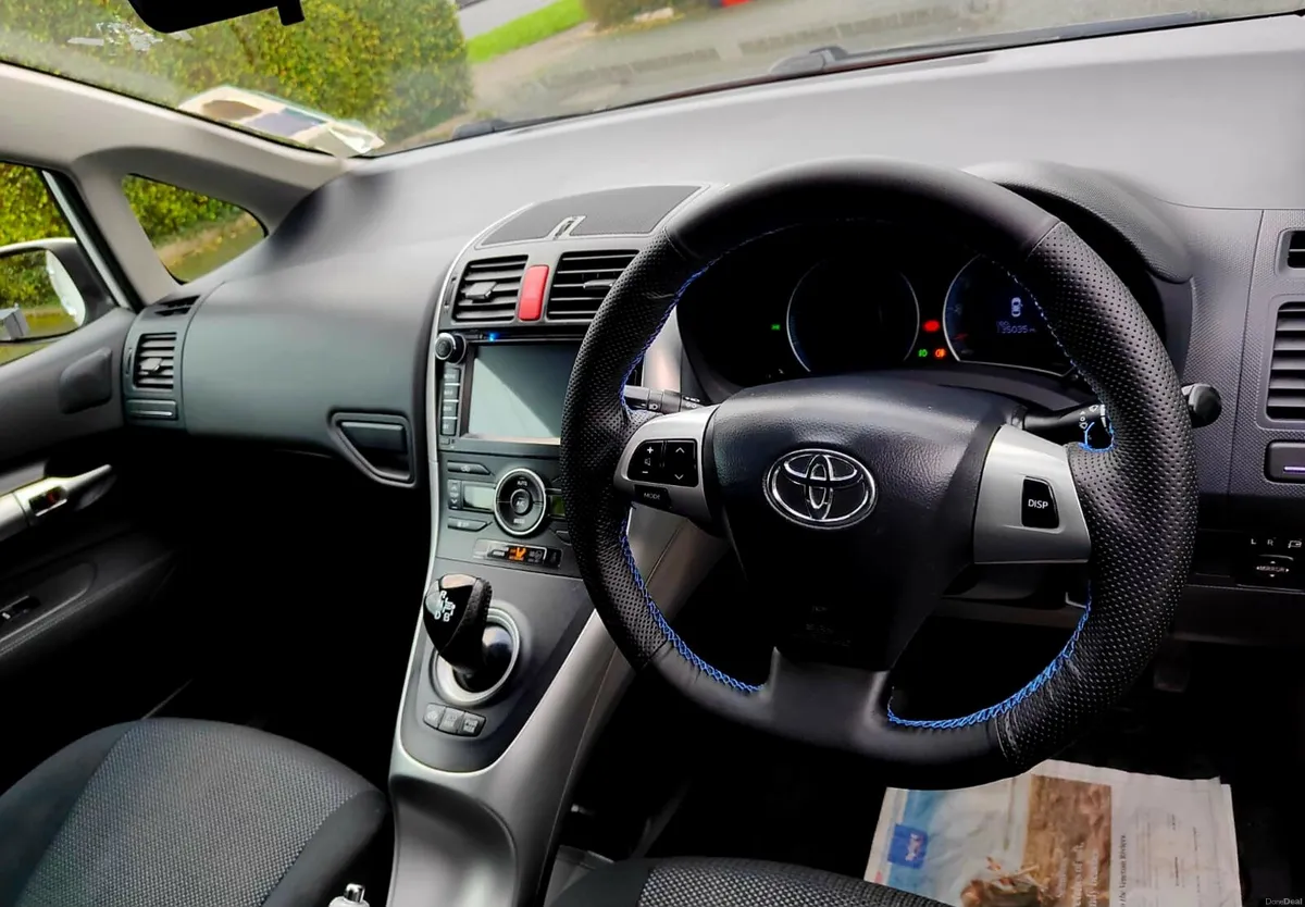AURIS HYBRID 1.8L - Image 2