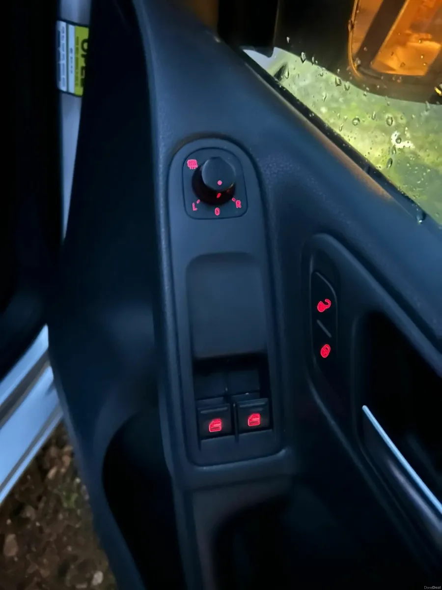 Volkswagen Golf 2011 - Image 2