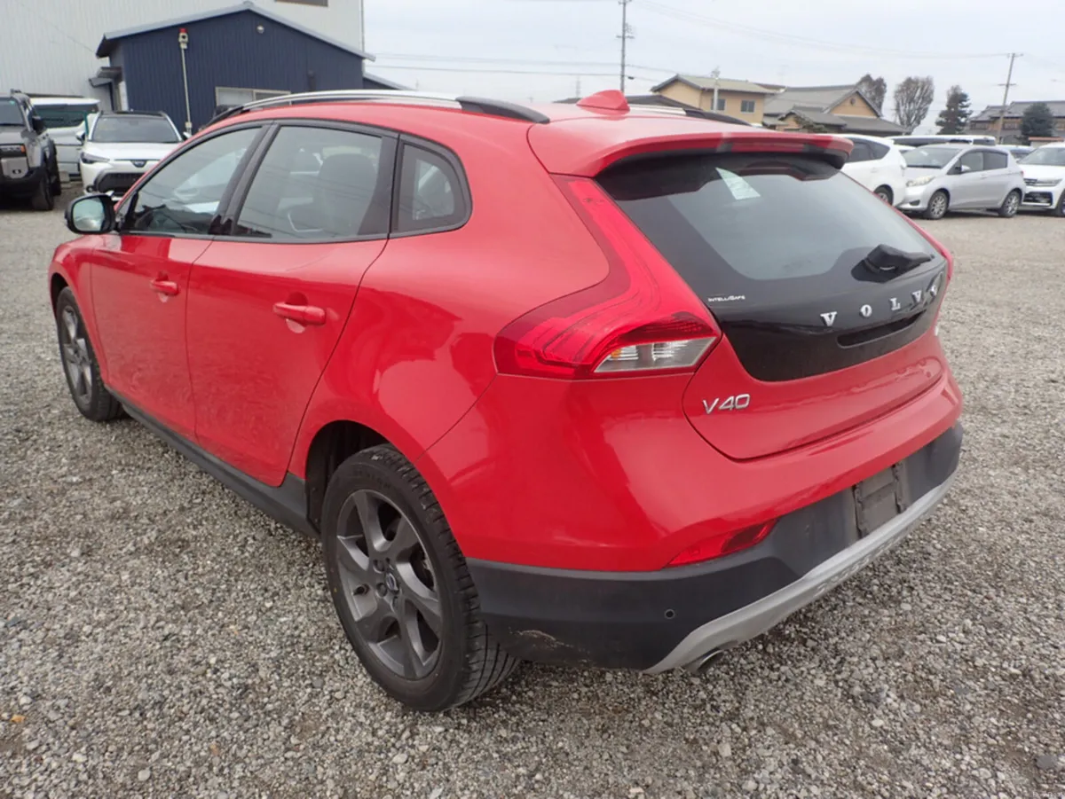 Volvo V40 2.0 D4 CROSS COUNTRY BLACK SERIES DIESEL - Image 3