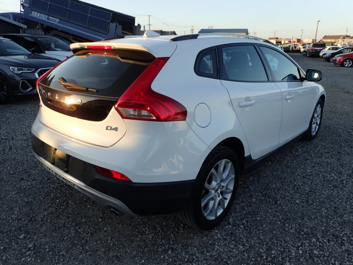 Volvo V40 2.0 D4 CROSS COUNTRY SE LUXURY DIESEL 19 - Image 4