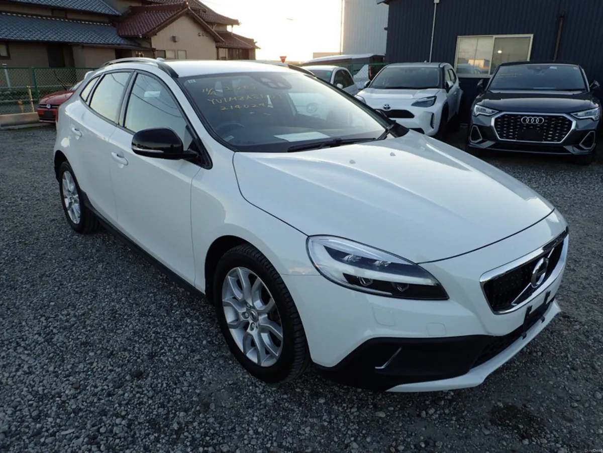 Volvo V40 2.0 D4 CROSS COUNTRY SE LUXURY DIESEL 19 - Image 2