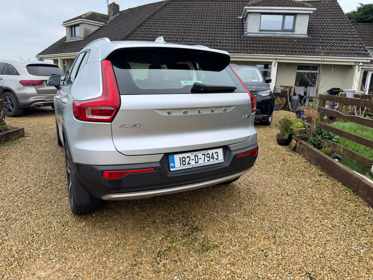 Volvo XC40 Momentum 2.0 D 4x4 - Image 2
