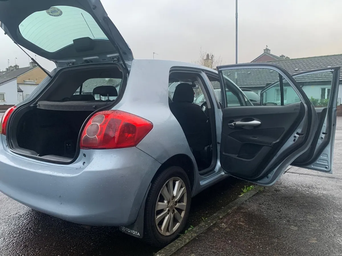 Toyota Auris 2009 - Image 2