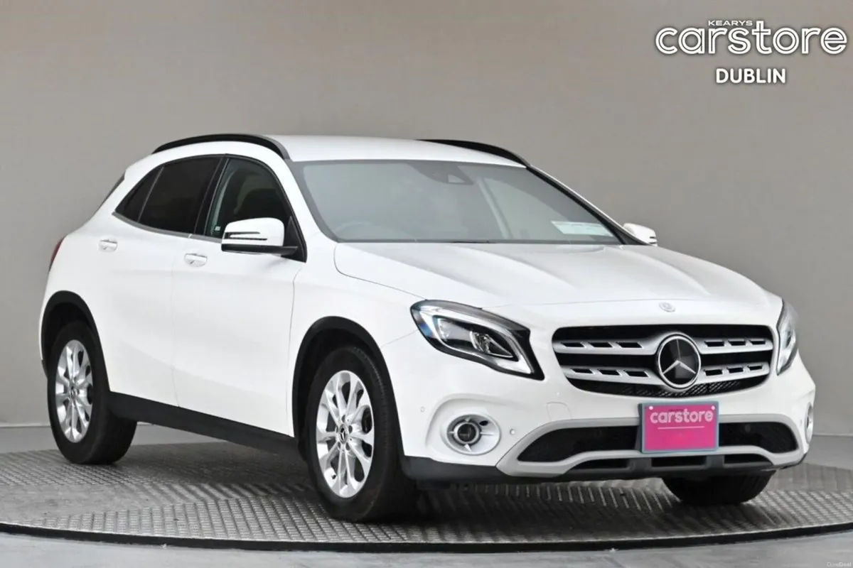 Mercedes-Benz GLA GLA 180 **HALF LEATHER**REVERSE - Image 1