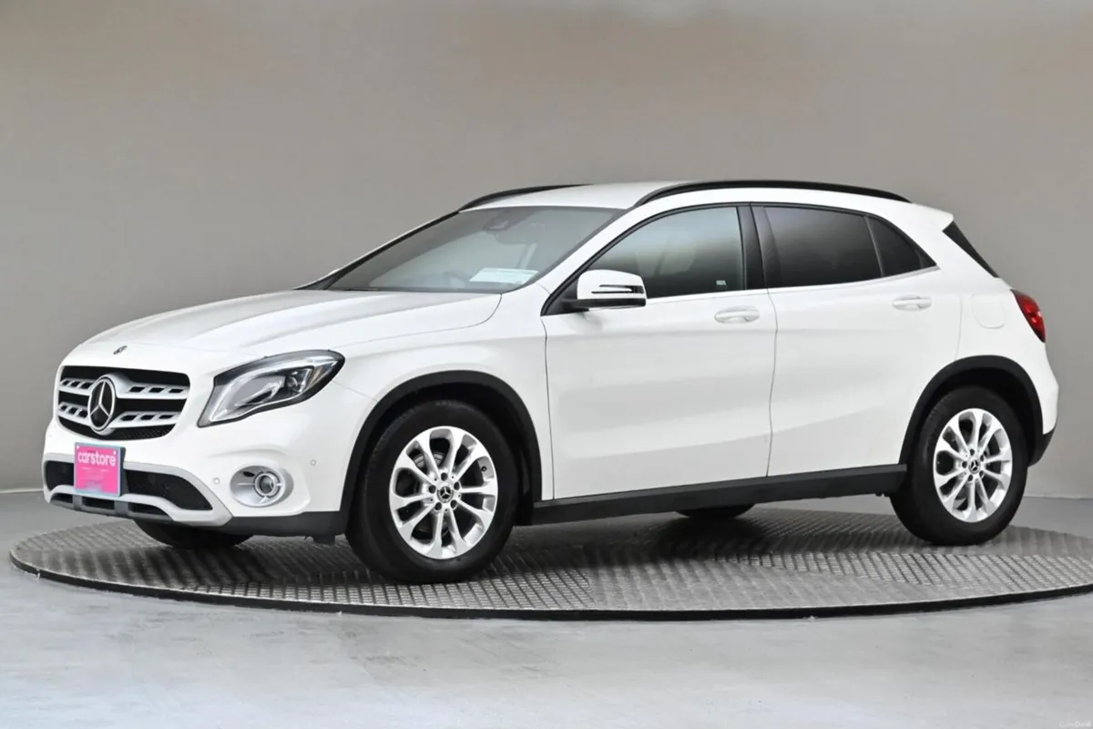 Mercedes-Benz GLA GLA 180 **HALF LEATHER**REVERSE - Image 4