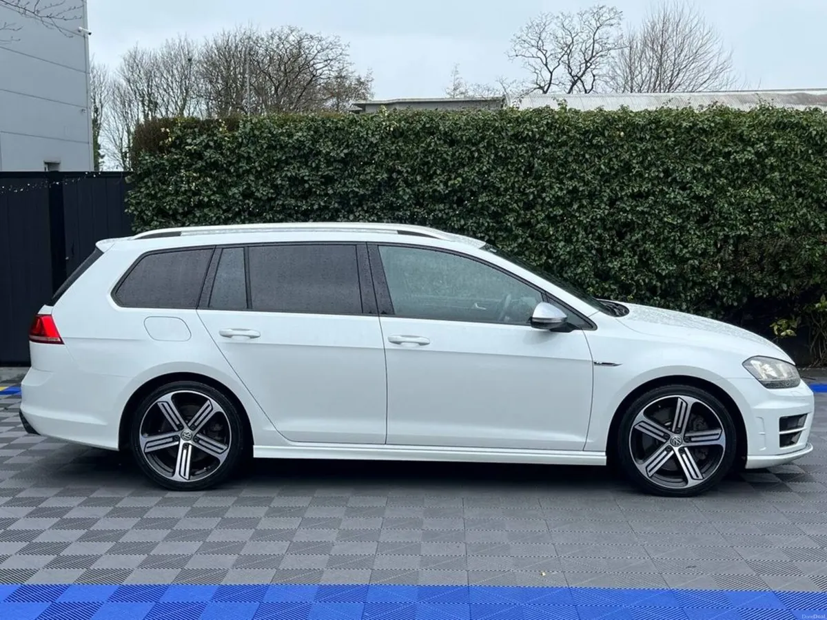 Volkswagen Golf R VARIANT 4MOTION 2.0 TSI // APPLE - Image 2