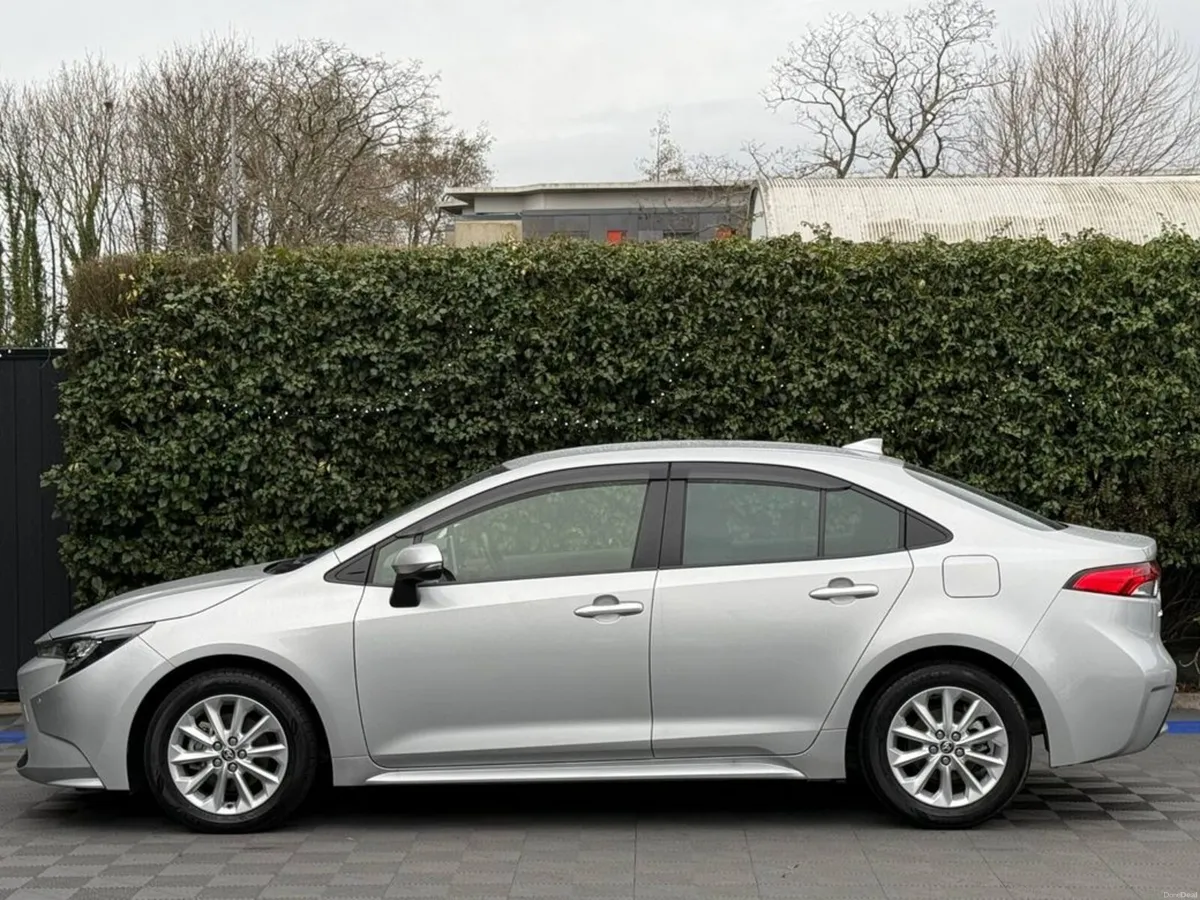 Toyota Corolla 1.8 HYBRID // HEATED SEATS // REVER - Image 3