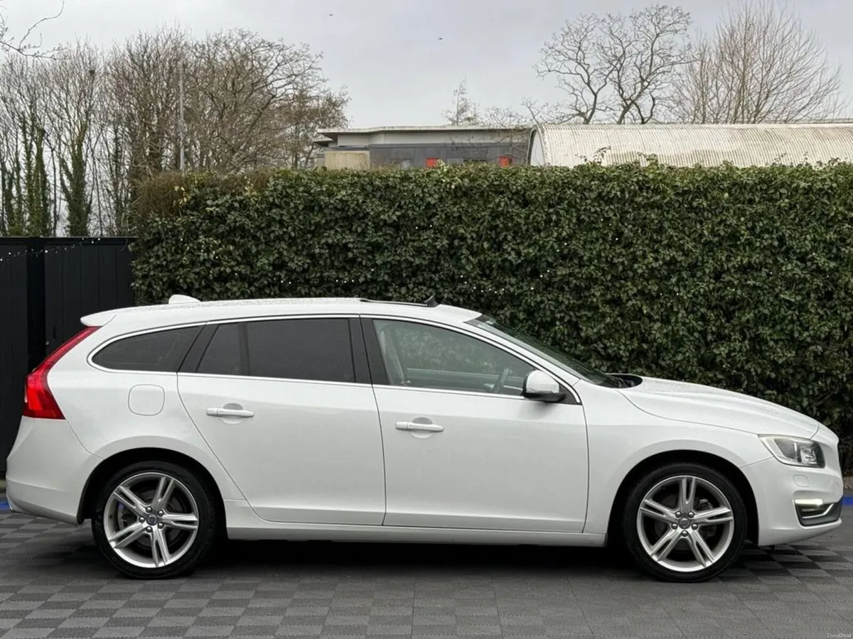 Volvo V60 D4 CLASSIC 2.0 D // OPENING SUNROOF // L - Image 4