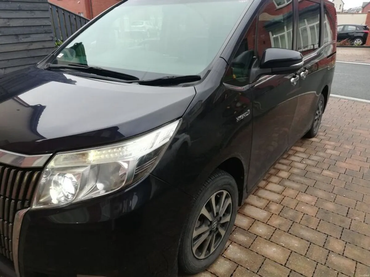 2015 Toyota Esquire - Image 3