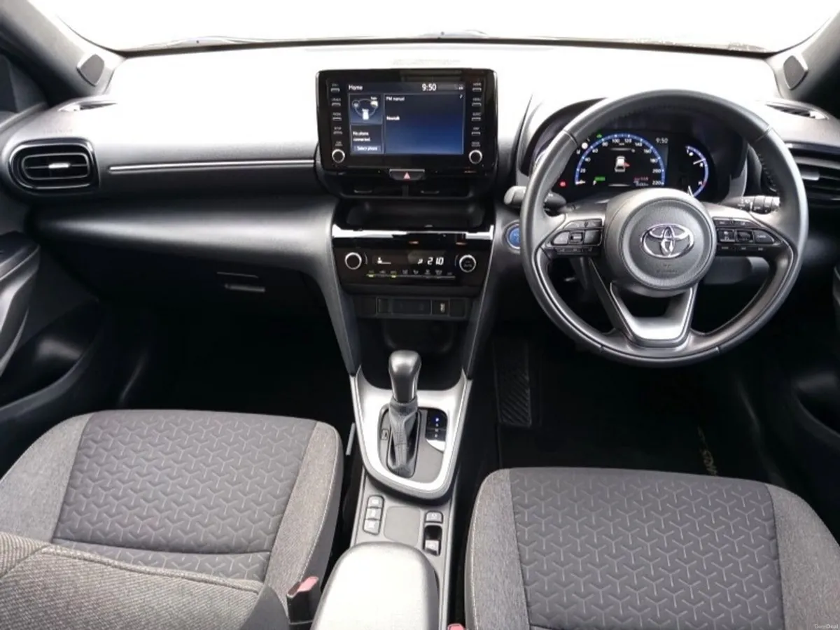 Toyota Yaris Cross 1.5 Hybrid Luna Sport (Pearl wh - Image 4