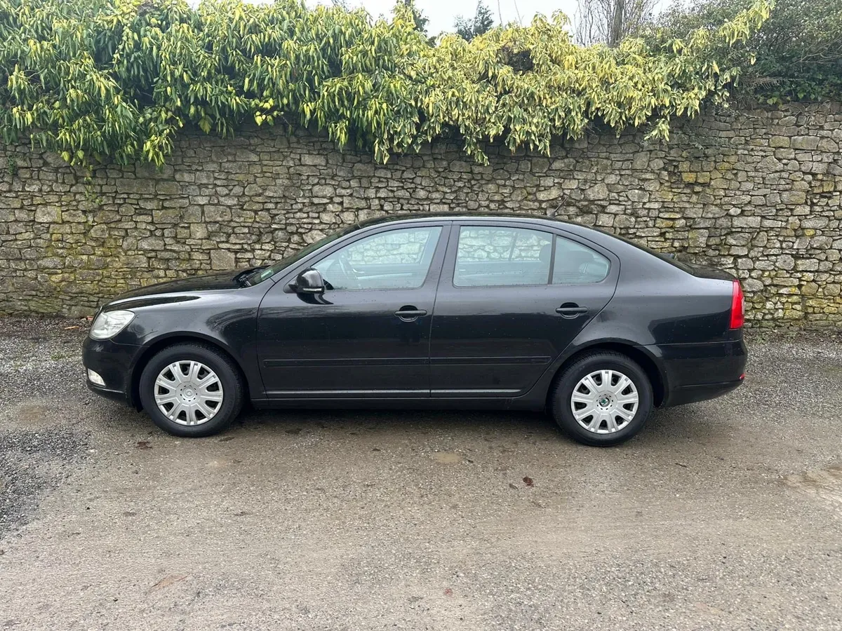 Skoda Octavia saloon - Image 2
