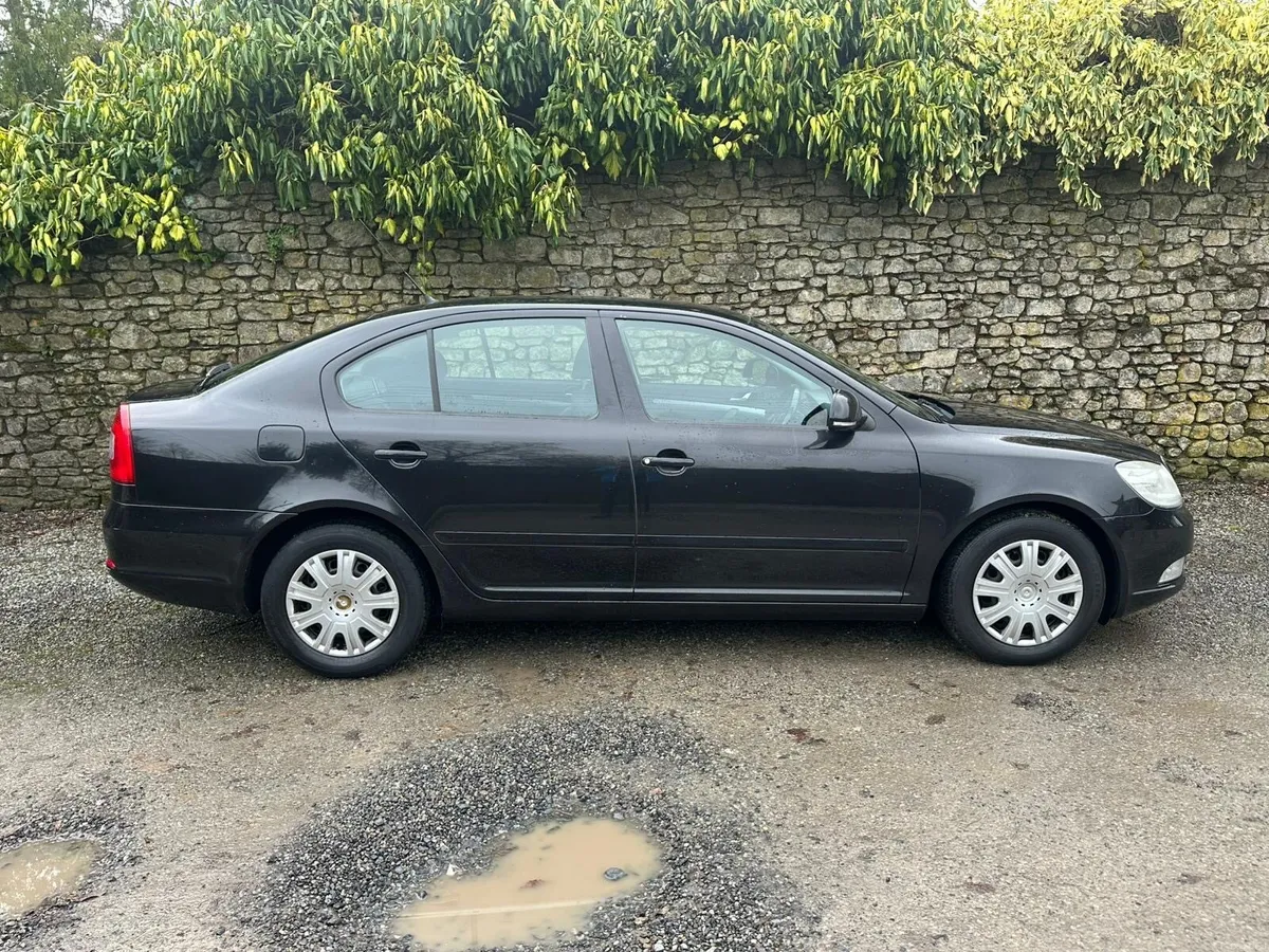 Skoda Octavia saloon - Image 4
