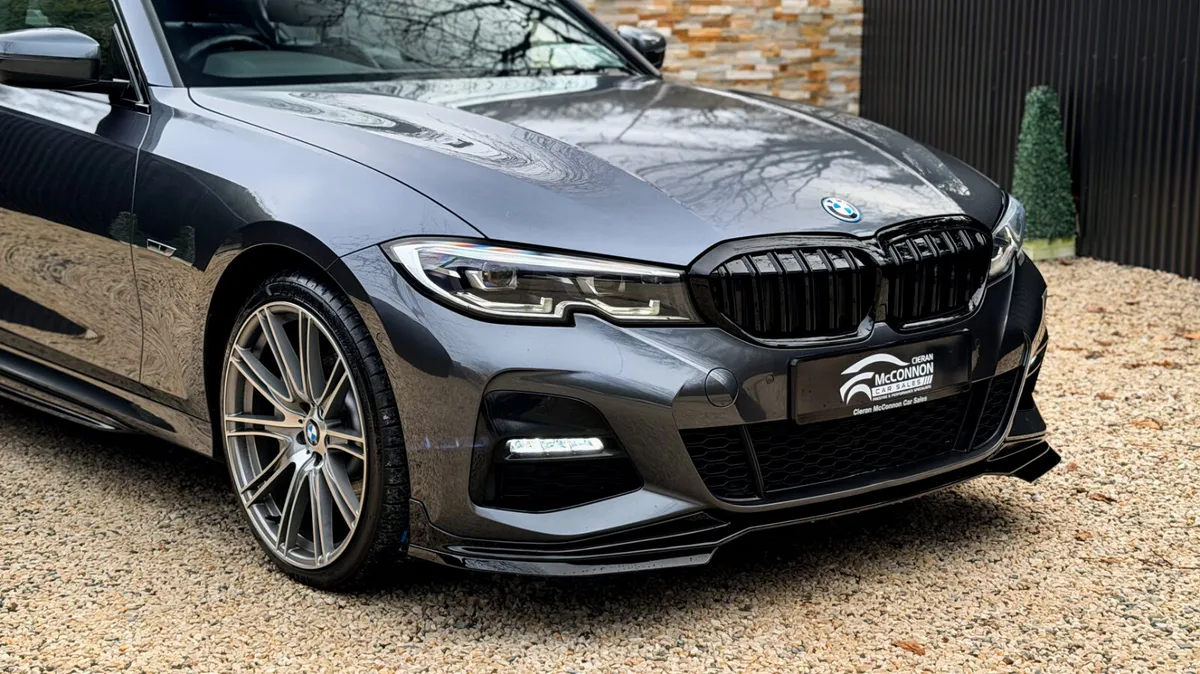2021 (212)  BMW 330e M-SPORT X-DRIVE (4WD) 290BHP - Image 2