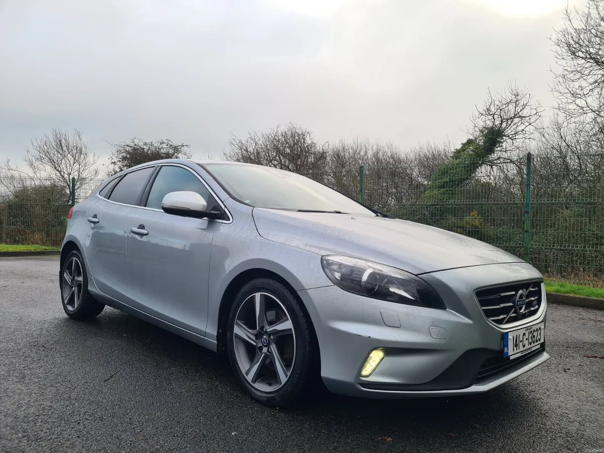 Volvo V40 R Design 2014 - Image 1