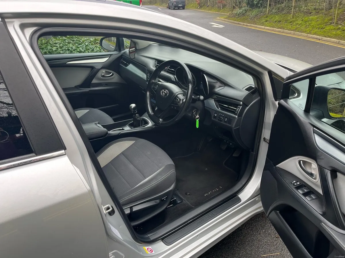 Toyota Avensis Estate - Image 2
