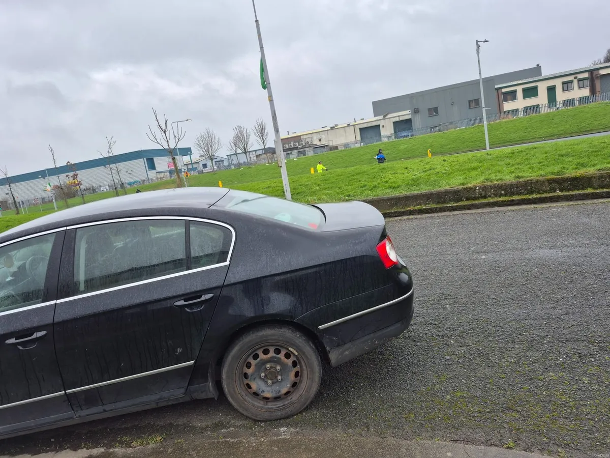 Volkswagen Passat 2009 - Image 2