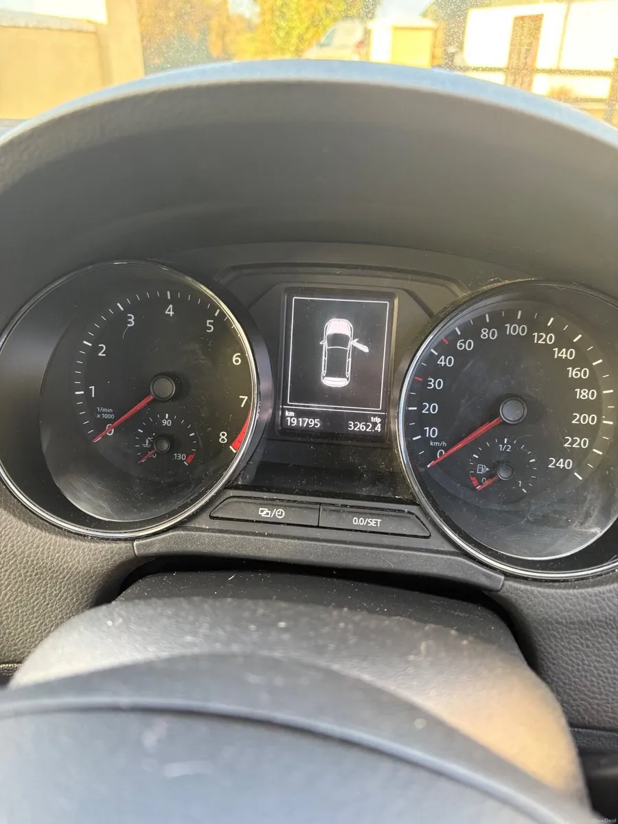 Volkswagen Polo 2015 - Image 2