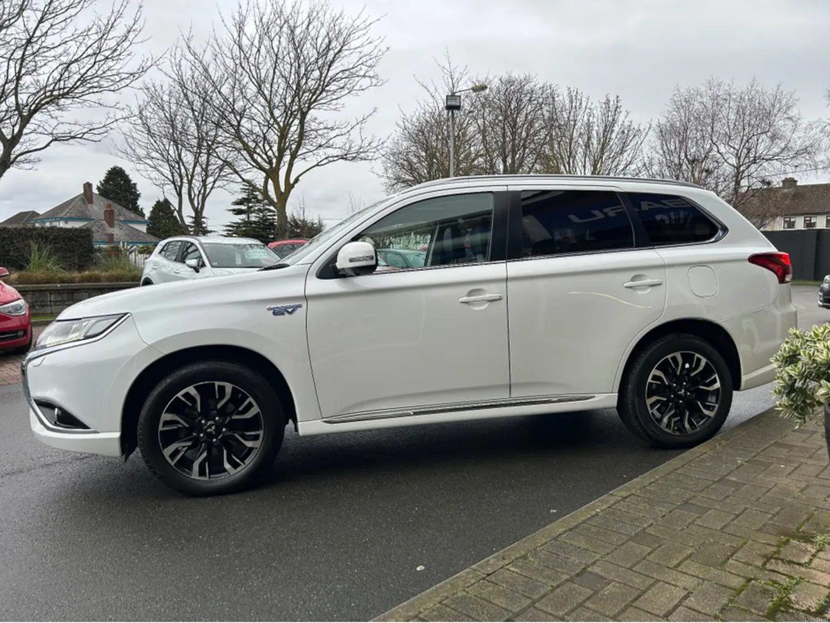 Mitsubishi Outlander 2.0 4x4 PHEV - Automatic SUV - Image 5