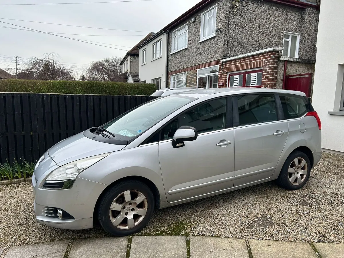 Peugeot 5008 2011 - Image 1