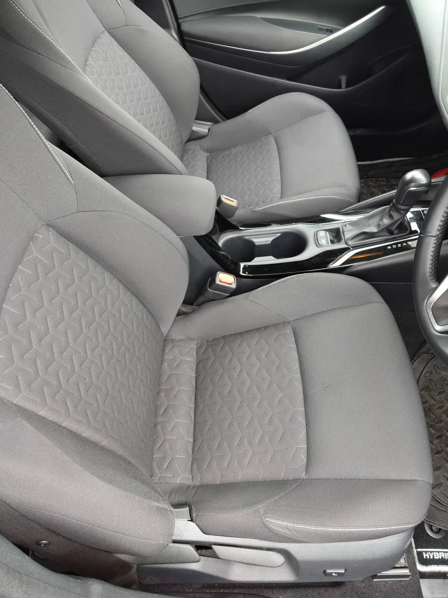 2023Toyota Corolla HYBRID  very low kilometres - Image 4