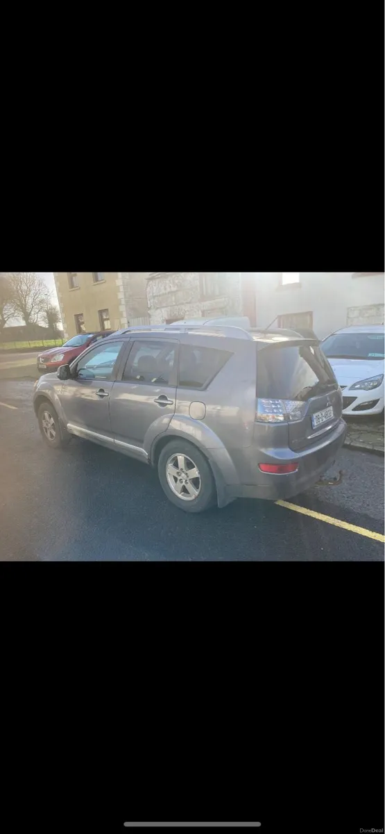 2008 Mitsubishi outlander 4 wheel drive - Image 3