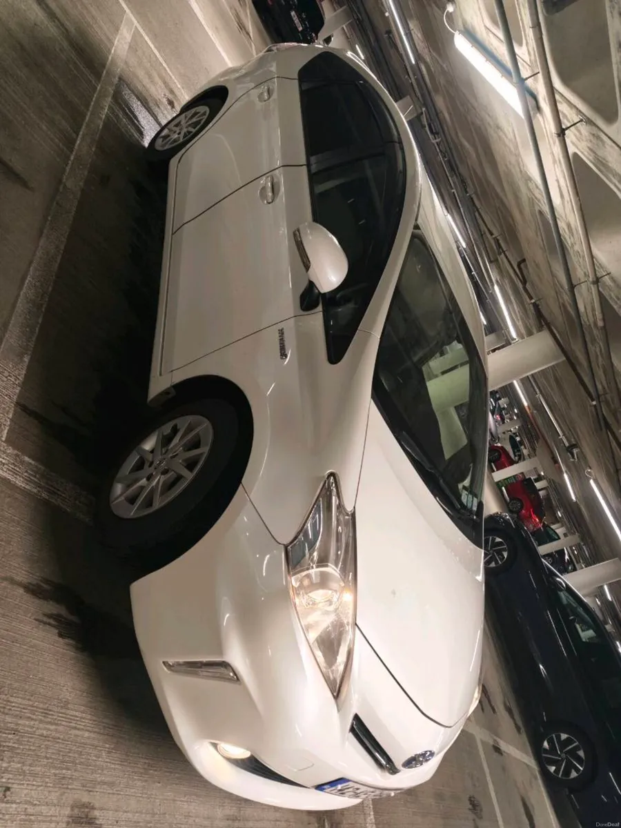 Prius Alpha 2014 7 seats - Image 1
