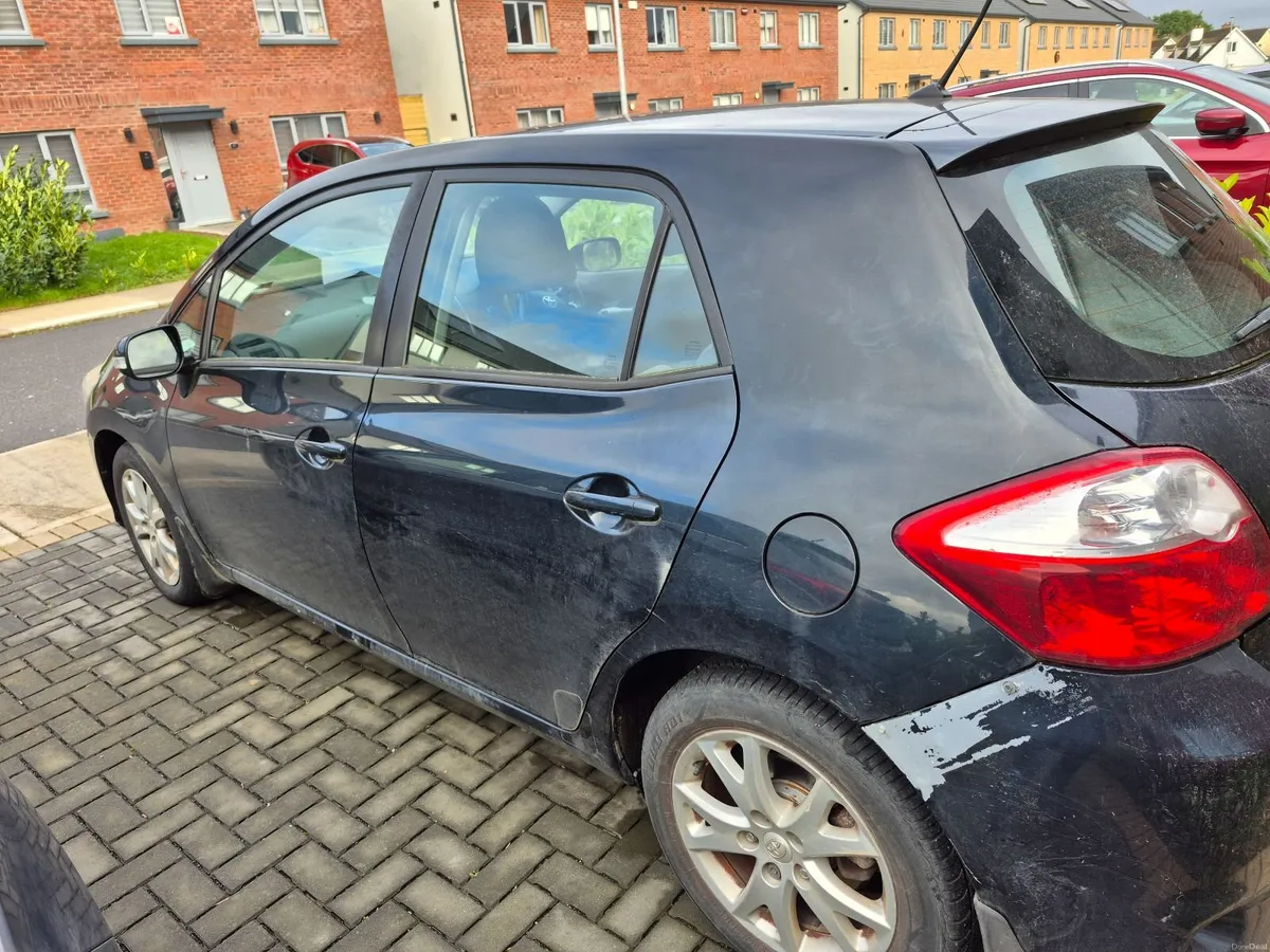 Toyota Auris 2012 - Image 2