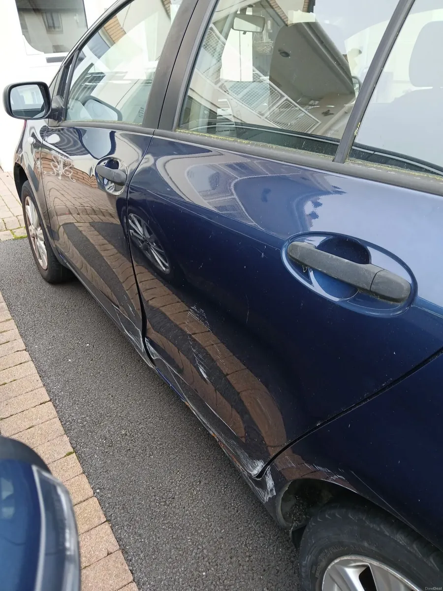 Toyota Yaris 2011 - Image 3