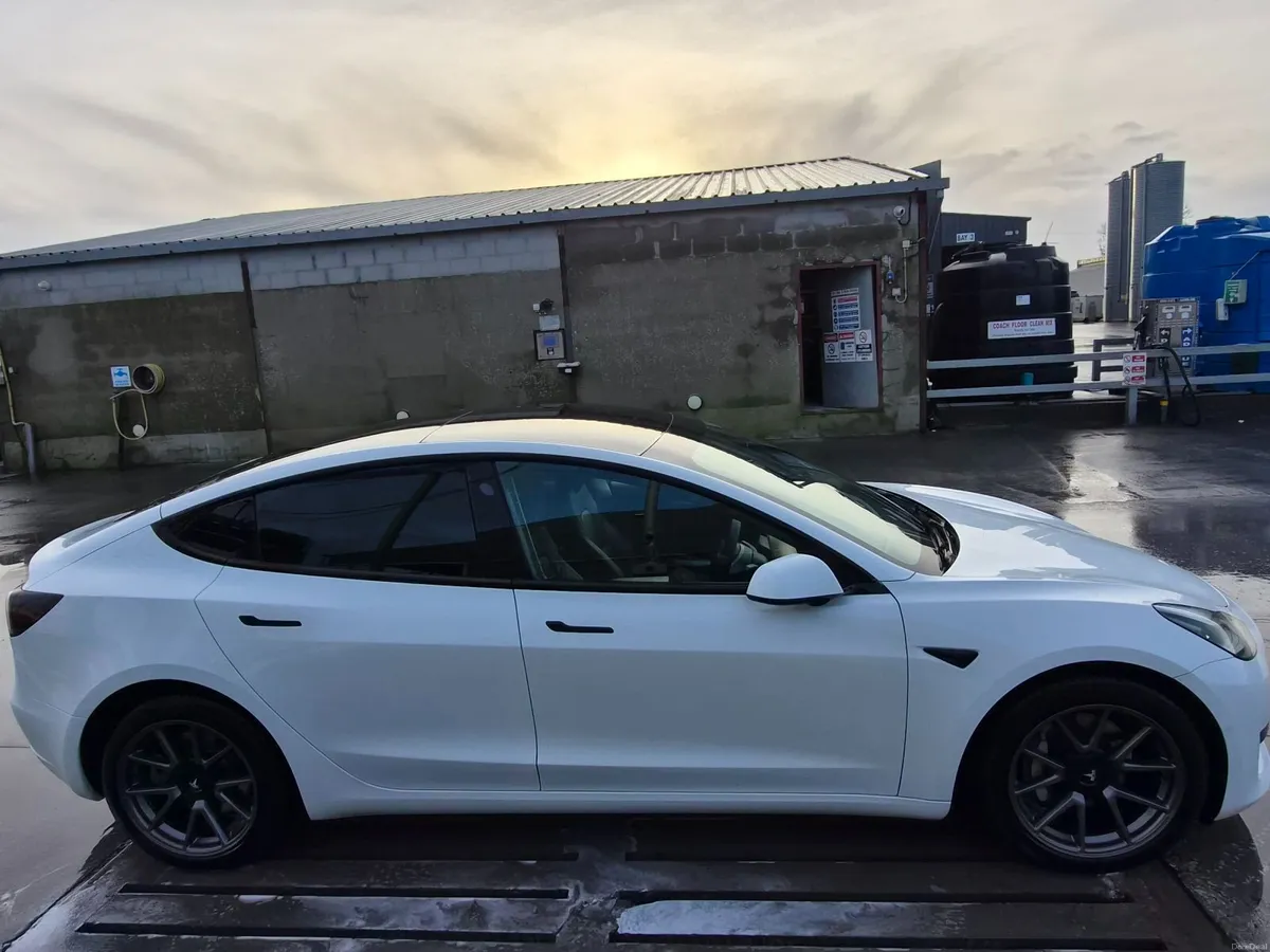 Tesla Model 3 2022 - Image 2