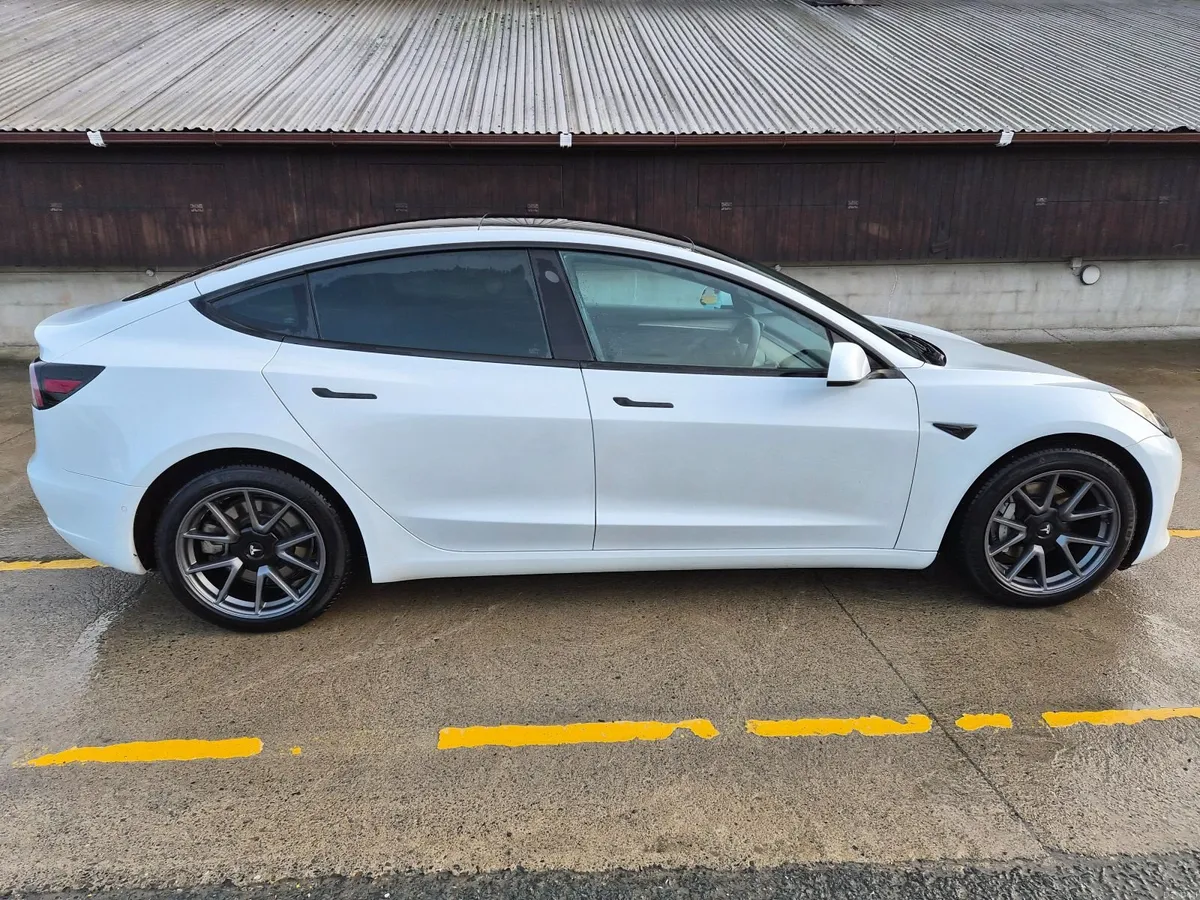 Tesla Model 3 2022 - Image 4