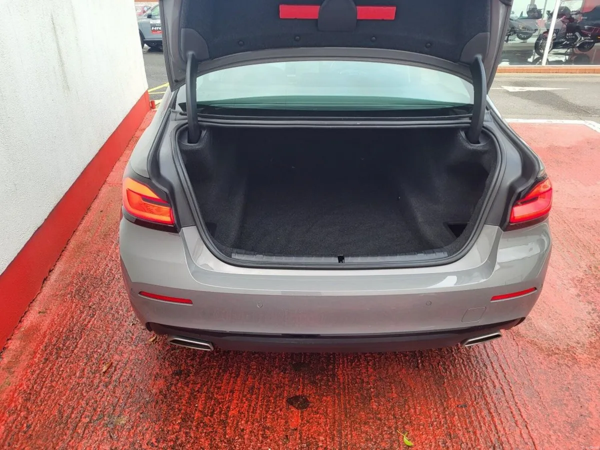 BMW 5-Series 520d xDrive SE (MHT) - Image 3