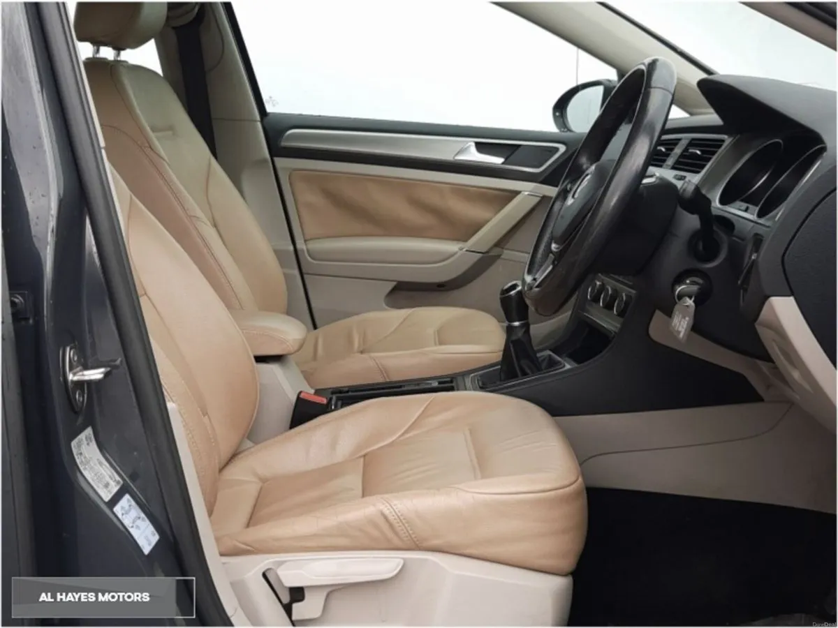 Volkswagen Golf **FULL LEATHER**REVERSING CAMERA** - Image 4