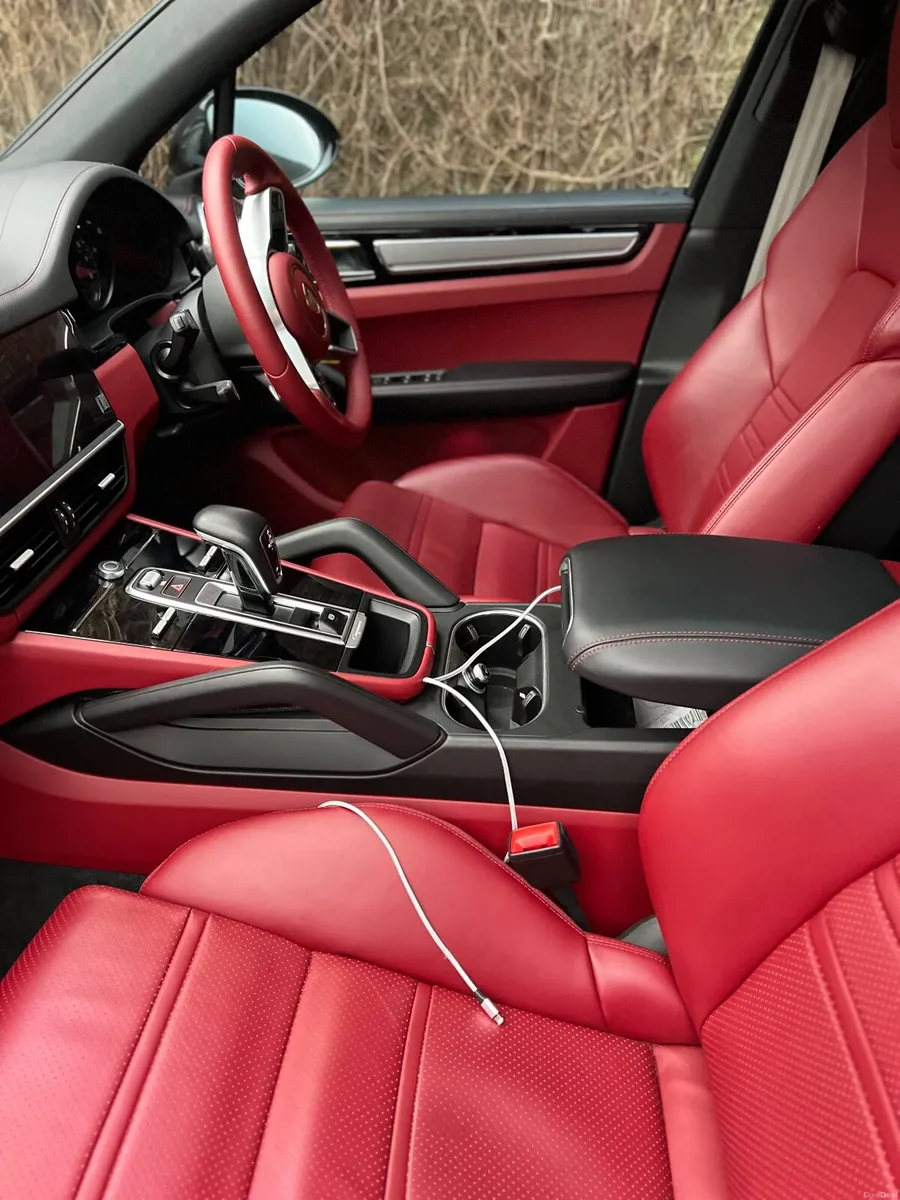 Porsche Cayenne Platinum Edition E-Hybrid 2023 - Image 2