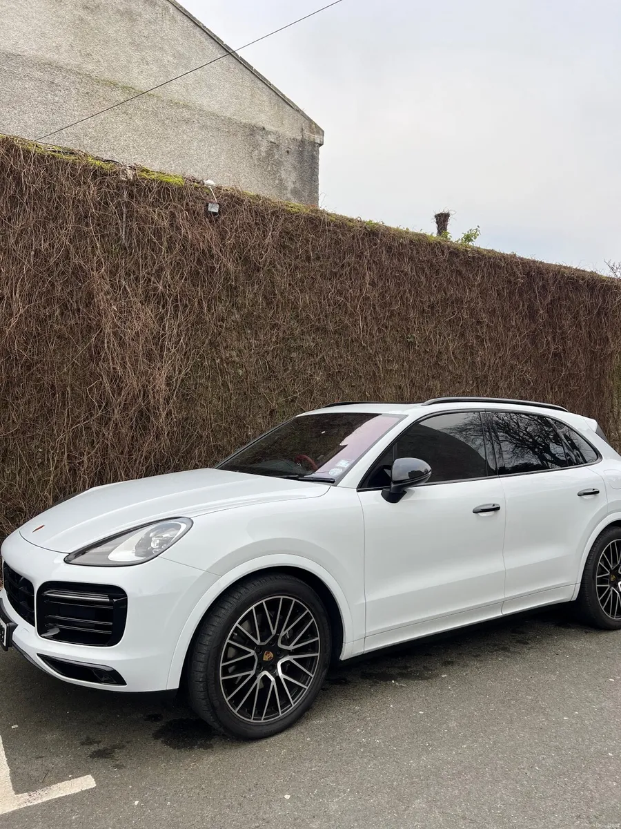 Porsche Cayenne Platinum Edition E-Hybrid 2023 - Image 4