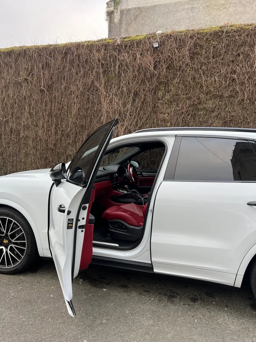 Porsche Cayenne Platinum Edition E-Hybrid 2023 - Image 3