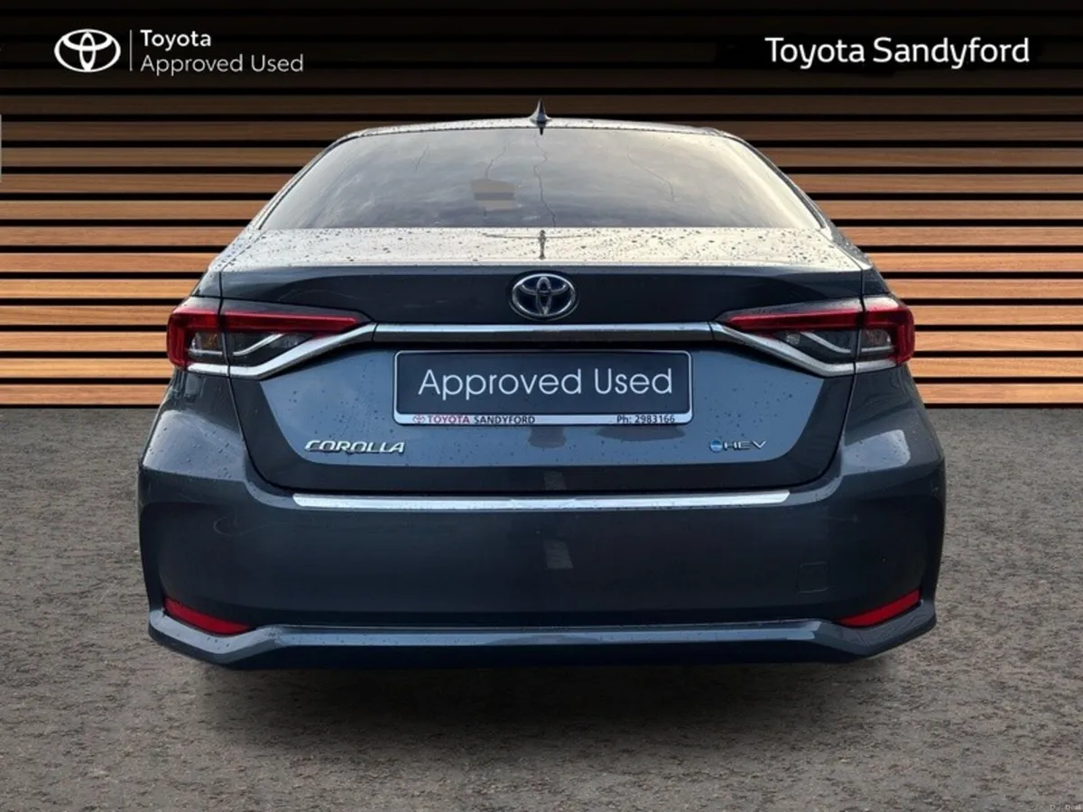 Toyota Corolla LUNA SPORT SALOON // HEATED SEATS / - Image 4