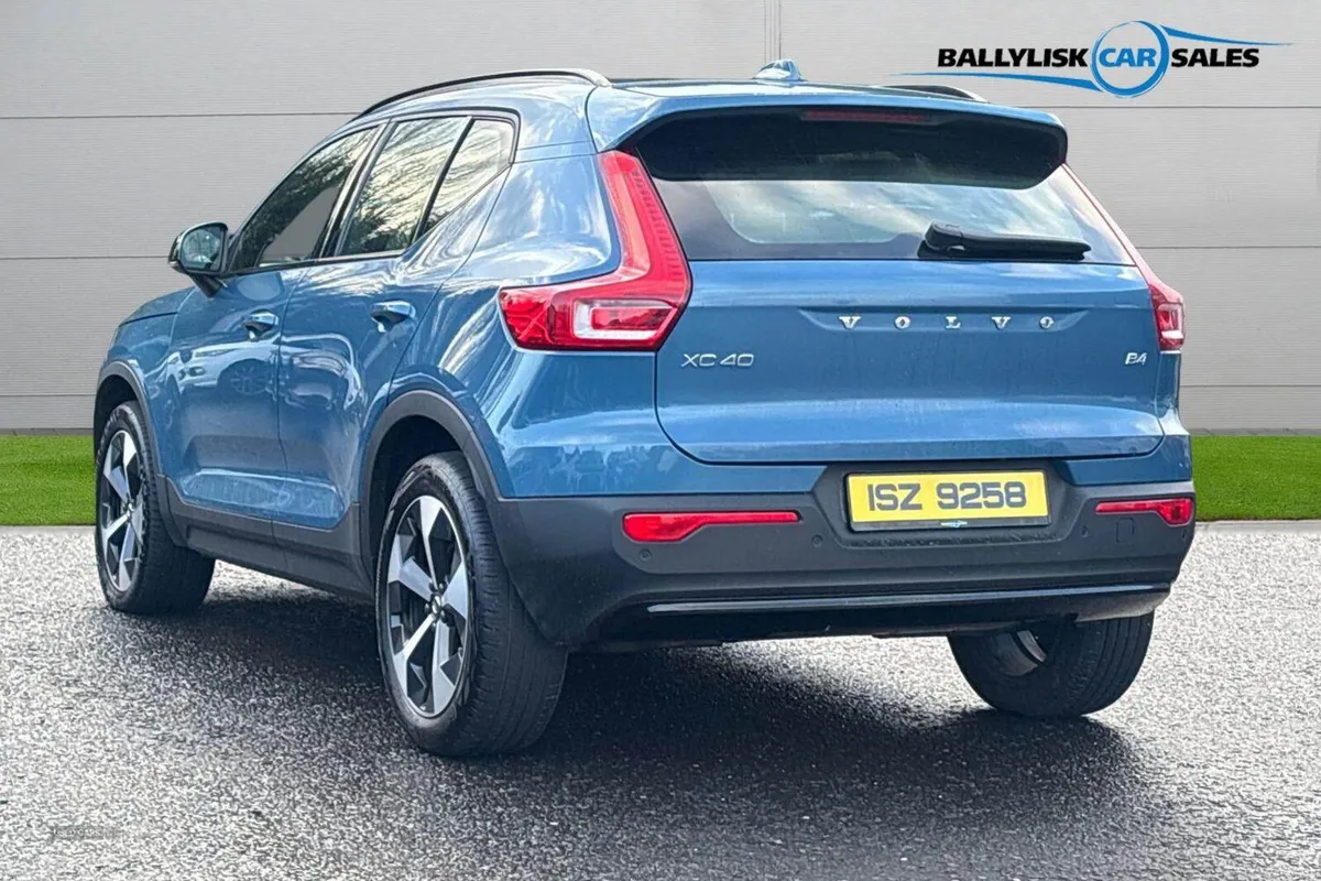 Volvo XC40 2.0 B4 197PS Plus Dark Petrol Hybrid Au - Image 2