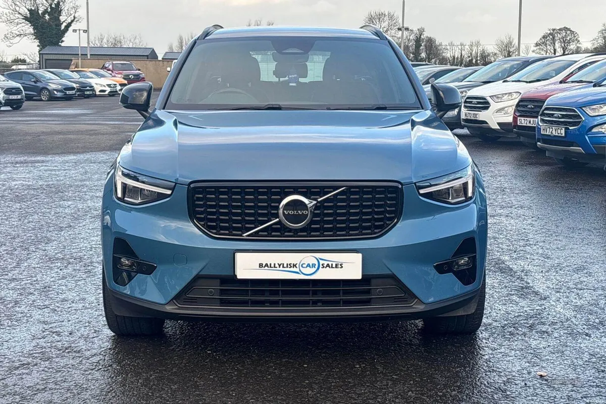 Volvo XC40 2.0 B4 197PS Plus Dark Petrol Hybrid Au - Image 4