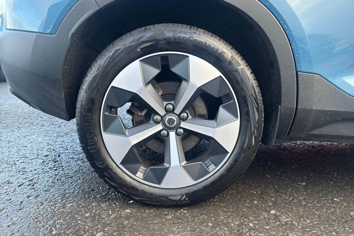 Volvo XC40 2.0 B4 197PS Plus Dark Petrol Hybrid Au - Image 6