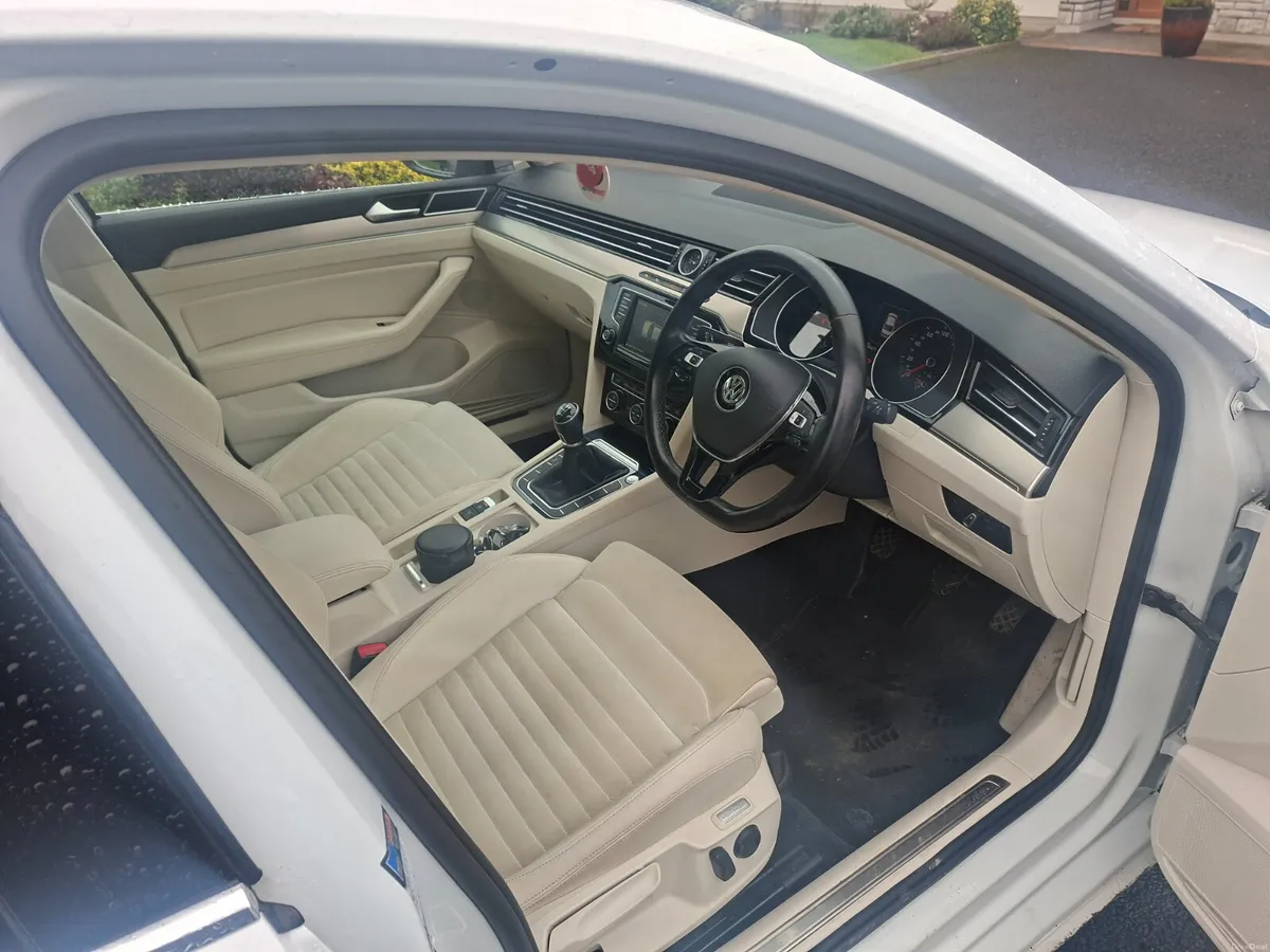 Volkswagen Passat 2016 - Image 3