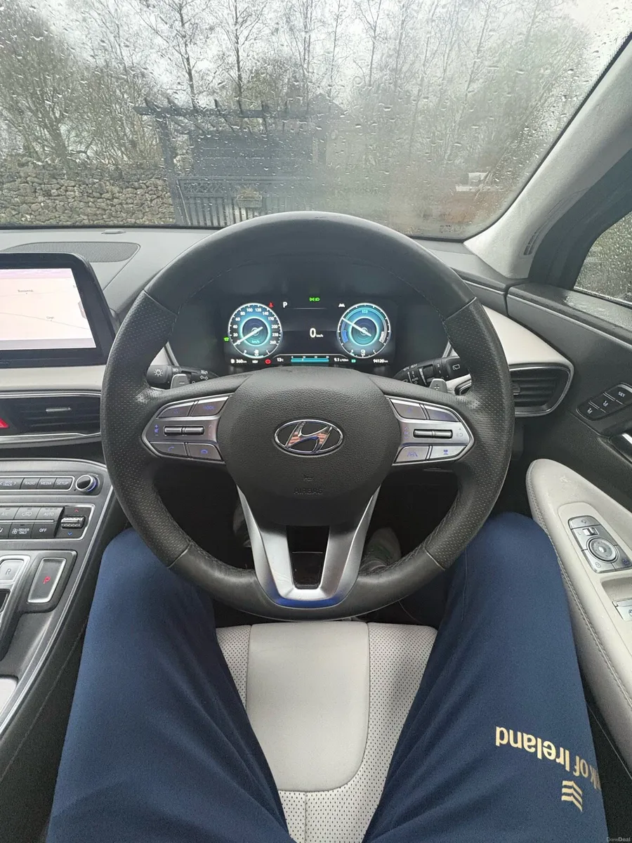 Hyundai Santa Fe Exec Plus PHEV 1.6L AUTOMATIC - Image 2