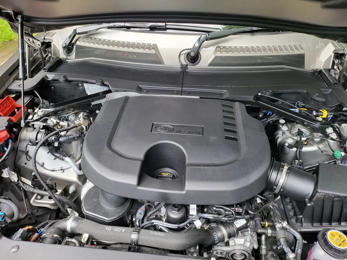 Land Rover Defender 2024 - Image 4