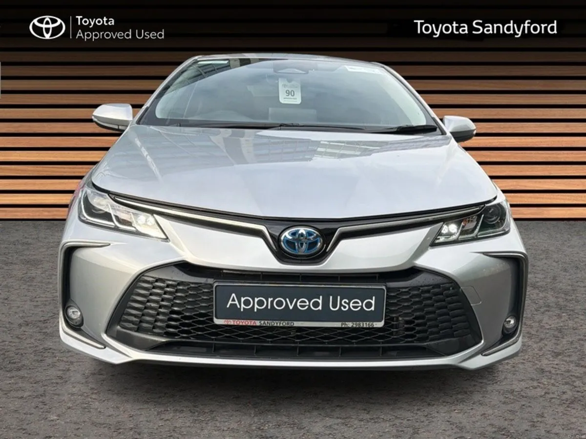 Toyota Corolla LUNA SPORT SALOON // HEATED SEATS / - Image 5