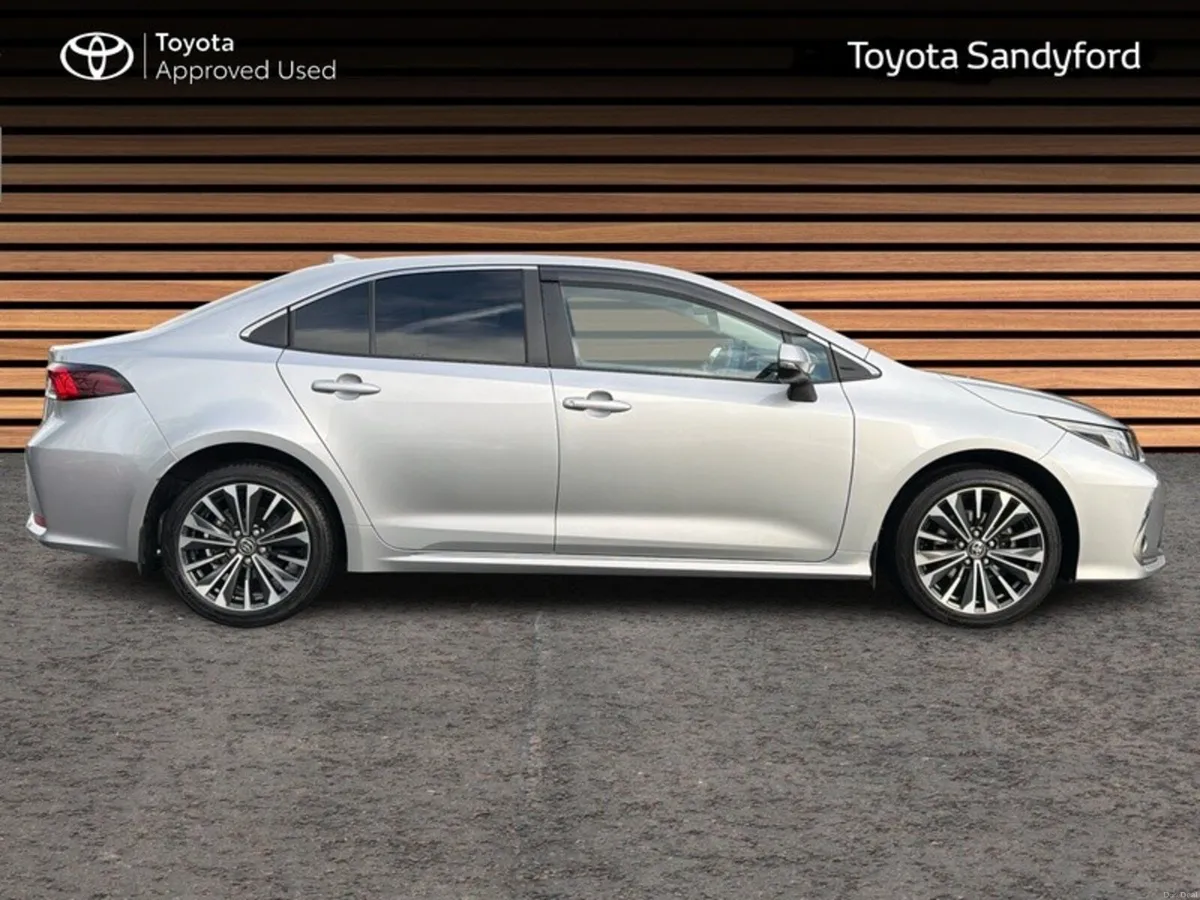 Toyota Corolla LUNA SPORT SALOON // HEATED SEATS / - Image 3